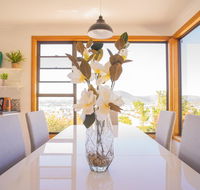 Moonah House-10 mins to CBD  MONA 4BR 2 BATH great view park 3 cars sleep 11 king bed en-suite - Accommodation Mount Tamborine