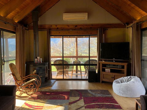 Mountain Grass Lodge (2 Bedroom) - Accommodation Mount Tamborine 2