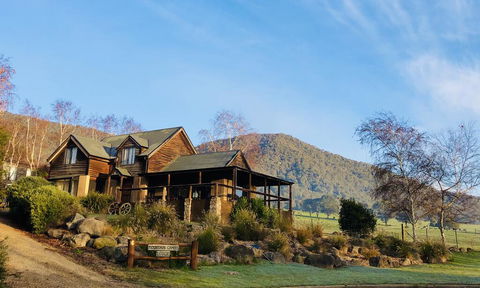 Mountain Grass Lodge (2 Bedroom) - Accommodation Mount Tamborine 0