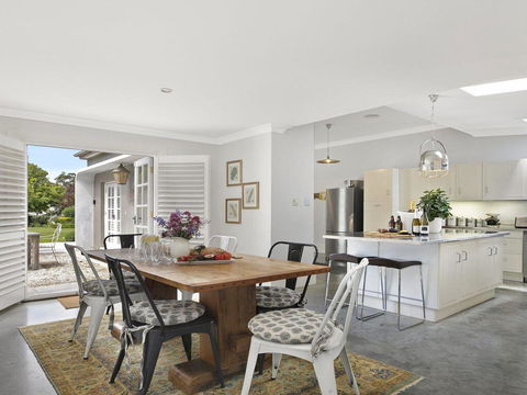 Nattai Lodge - House & Cottage In Beautiful Garden - Accommodation Mount Tamborine 1
