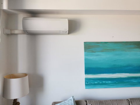 Near Airport & Train Station Stylish Two-Story Apartment - Accommodation Mount Tamborine 2