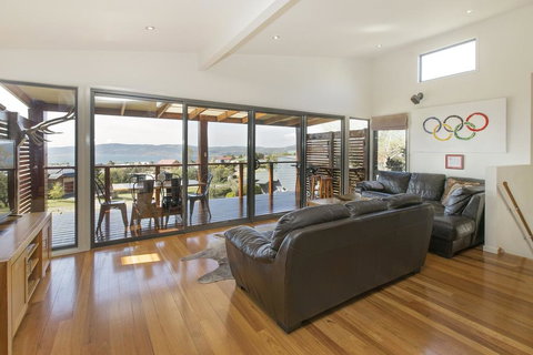 Ned Kelly's Retreat - Sophisticated Style With Modern Convenience And Magical Outlook - Accommodation Mount Tamborine 0