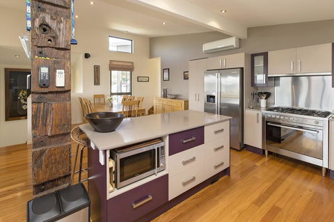 Ned Kelly's Retreat - Sophisticated Style With Modern Convenience And Magical Outlook - Accommodation Mount Tamborine 1