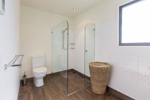 Ned Kelly's Retreat - Sophisticated Style With Modern Convenience And Magical Outlook - Accommodation Mount Tamborine 3