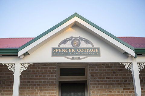 Spencer Cottage - Accommodation Mount Tamborine 0