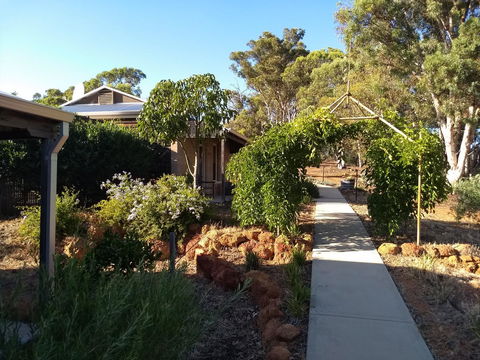 Hotham Ridge Estate - Accommodation Mount Tamborine 4