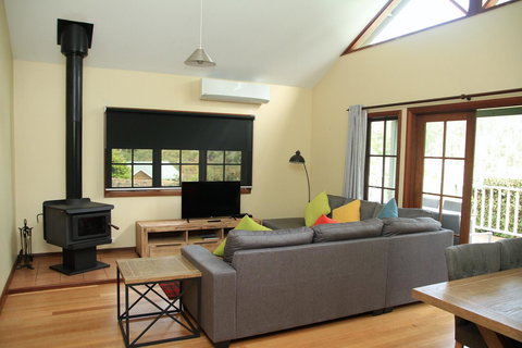 Riverglen Chalets - Accommodation Mount Tamborine 12