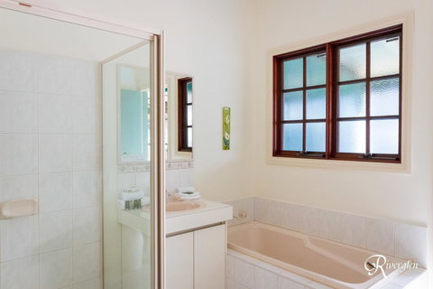 Riverglen Chalets - Accommodation Mount Tamborine 20