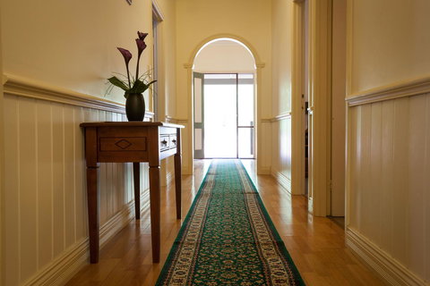 Riverglen Chalets - Accommodation Mount Tamborine 6