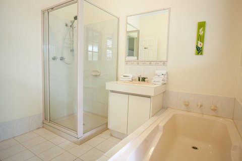 Riverglen Chalets - Accommodation Mount Tamborine 23