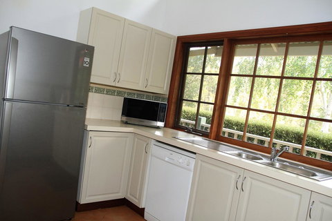 Riverglen Chalets - Accommodation Mount Tamborine 9