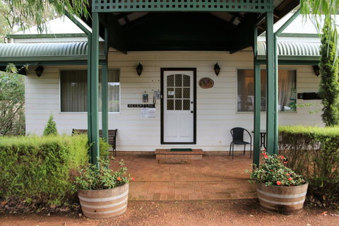 Treenbrook Cottages - Accommodation Mount Tamborine 7