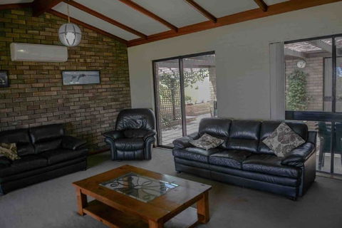 Geraldton Holliday Villas - Accommodation Mount Tamborine 7