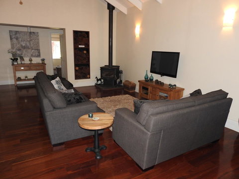 Quiet Escapes Cottages - Accommodation Mount Tamborine 23