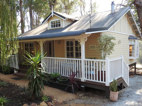 Quiet Escapes Cottages - Accommodation Mount Tamborine 3