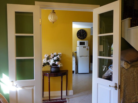 The Blacksmiths Cottage - Accommodation Mount Tamborine 6