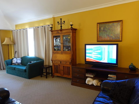 The Blacksmiths Cottage - Accommodation Mount Tamborine 7