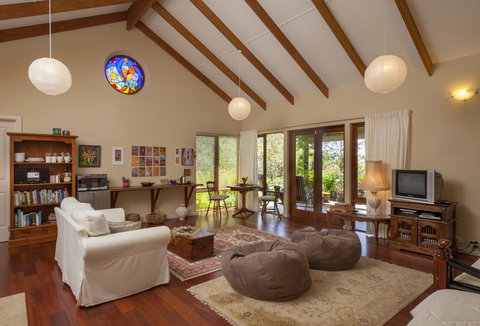 Innisfree Mountain Retreat - Accommodation Mount Tamborine 2