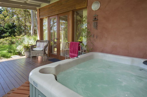 Innisfree Mountain Retreat - Accommodation Mount Tamborine 3