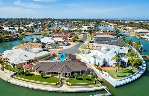 LA ANCHOR ON THE CANALS (MANDURAH) - Accommodation Mount Tamborine 0
