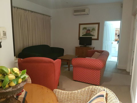 Two Sisters Chalets - Accommodation Mount Tamborine 12