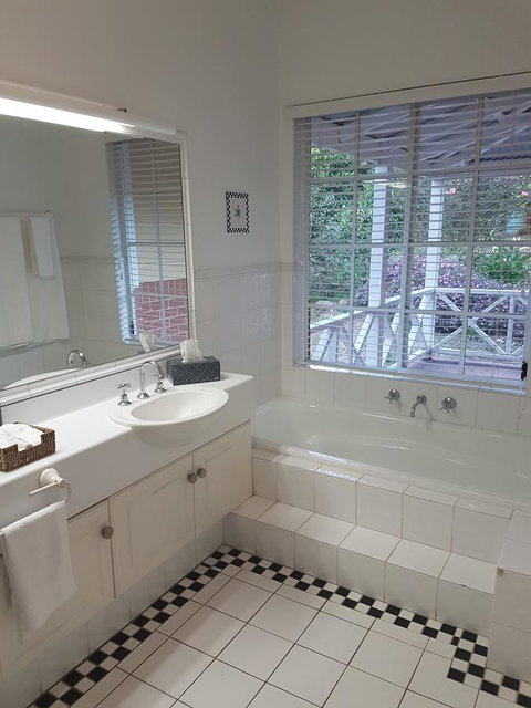 Two Sisters Chalets - Accommodation Mount Tamborine 2