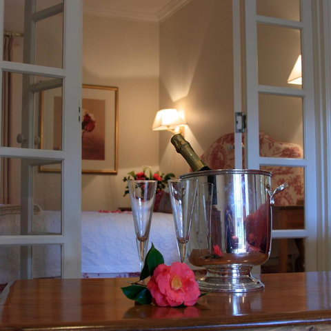 Two Sisters Chalets - Accommodation Mount Tamborine 26