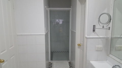 Two Sisters Chalets - Accommodation Mount Tamborine 5