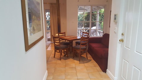 Two Sisters Chalets - Accommodation Mount Tamborine 4