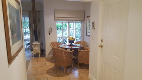 Two Sisters Chalets - Accommodation Mount Tamborine 9