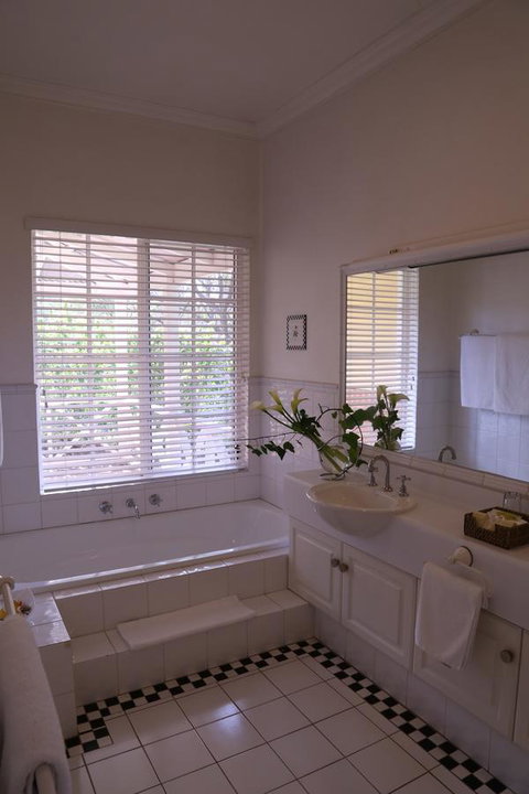 Two Sisters Chalets - Accommodation Mount Tamborine 19