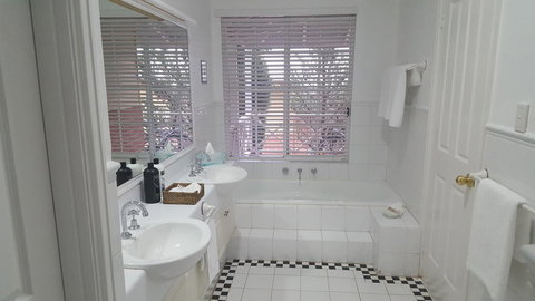 Two Sisters Chalets - Accommodation Mount Tamborine 36