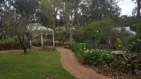 Two Sisters Chalets - Accommodation Mount Tamborine 14