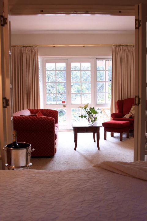 Two Sisters Chalets - Accommodation Mount Tamborine 16