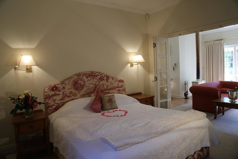 Two Sisters Chalets - Accommodation Mount Tamborine 22