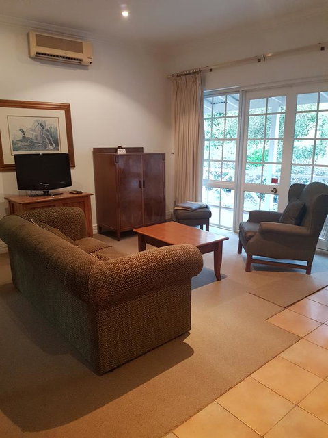 Two Sisters Chalets - Accommodation Mount Tamborine 13