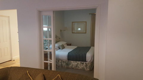 Two Sisters Chalets - Accommodation Mount Tamborine 7