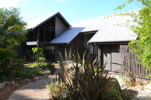 DESIGNER'S STUDIO - Accommodation Mount Tamborine 13