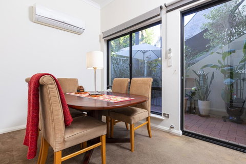 Como Executive Apartment - Accommodation Mount Tamborine 10