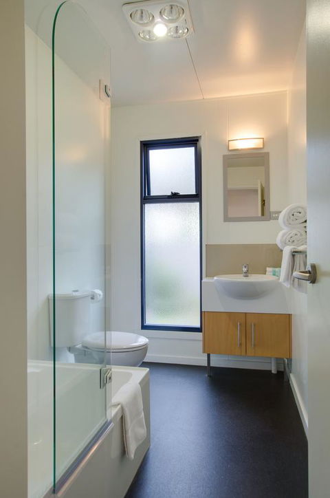 Swansea Beach Chalets - Accommodation Mount Tamborine 9
