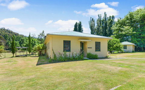 Giants Table And Cottages - Accommodation Mount Tamborine 3