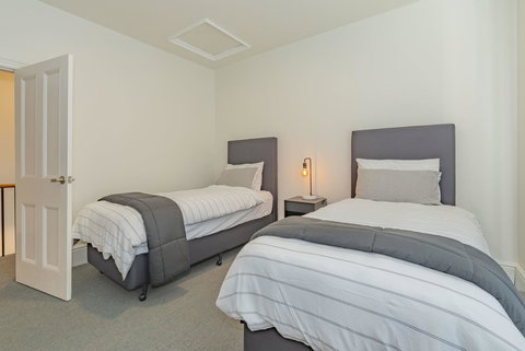 4 Bedroom House - Hobart CBD - Free Parking - Free WIFI - Accommodation Mount Tamborine 13