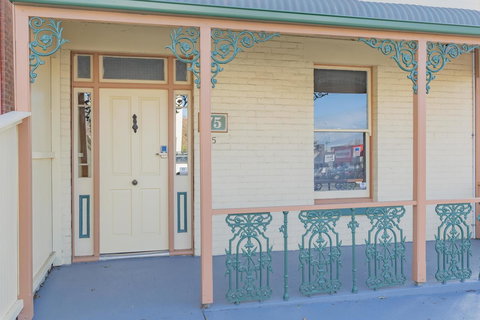 4 Bedroom House - Hobart CBD - Free Parking - Free WIFI - Accommodation Mount Tamborine 25