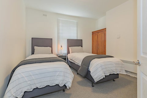 4 Bedroom House - Hobart CBD - Free Parking - Free WIFI - Accommodation Mount Tamborine 3