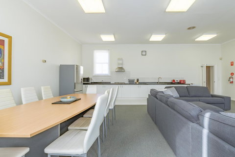 4 Bedroom House - Hobart CBD - Free Parking - Free WIFI - Accommodation Mount Tamborine 16