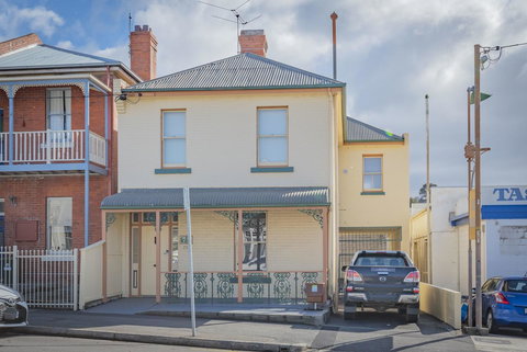 4 Bedroom House - Hobart CBD - Free Parking - Free WIFI - Accommodation Mount Tamborine 5