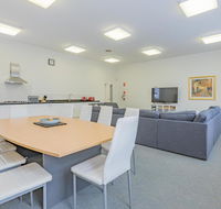 4 Bedroom House - Hobart CBD - Free Parking - Accommodation Mount Tamborine