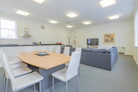 4 Bedroom House - Hobart CBD - Free Parking - Free WIFI - Accommodation Mount Tamborine 0