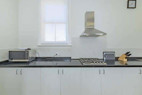 4 Bedroom House - Hobart CBD - Free Parking - Free WIFI - Accommodation Mount Tamborine 8