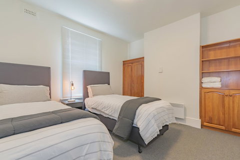 4 Bedroom House - Hobart CBD - Free Parking - Free WIFI - Accommodation Mount Tamborine 1